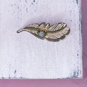 102u. Vintage Goldtone Leaf Brooch with Rhinestone